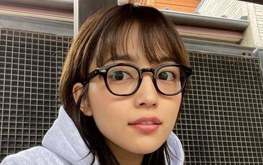 似合いすぎ 川口春奈のメガネ姿が超可愛い ブランドも紹介 芸能デラックス